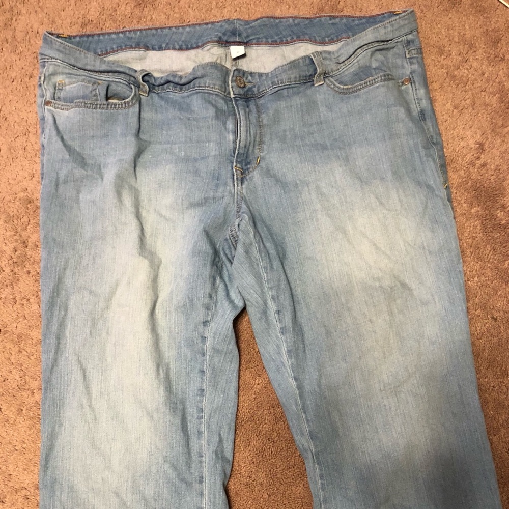 Light wash denim capris